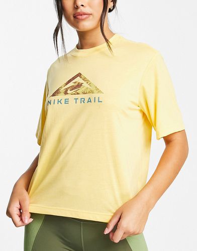 Trail - T-shirt gialla con logo - Nike Running - Modalova