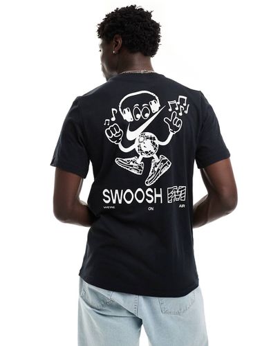 Swoosh FM - T-shirt nera con grafica del logo sul retro - Nike - Modalova