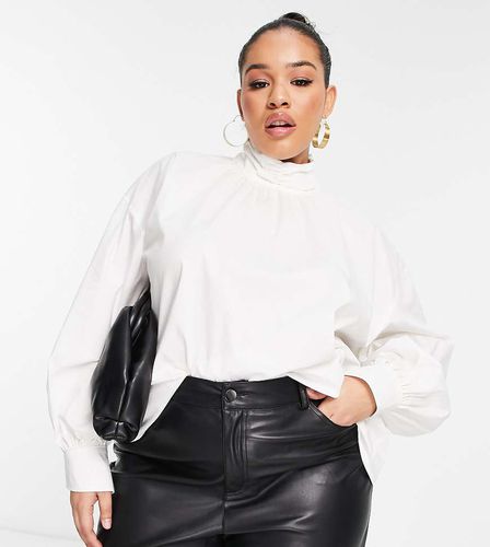 X Naomi Anwer - Blusa accollata bianca - Something New Curve - Modalova