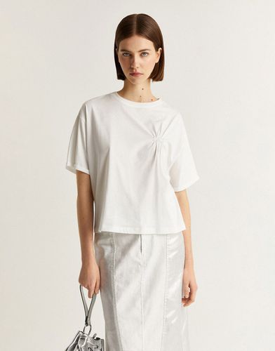 T-shirt bianca stropicciata con scollo ampio - Scalpers - Modalova