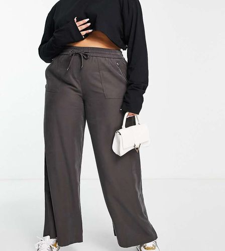 Pantaloni cargo a fondo ampio grigi con tasche laterali con zip - Simply Be - Modalova