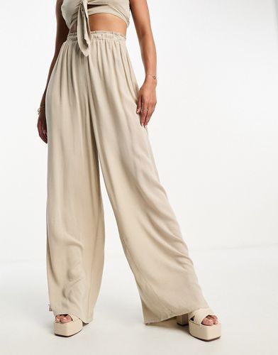 Pantaloni a fondo ampio beige stropicciato in coordinato - Style Cheat - Modalova