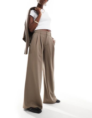 Pantaloni con fondo molto ampio beige con pieghe sul davanti - Stradivarius - Modalova