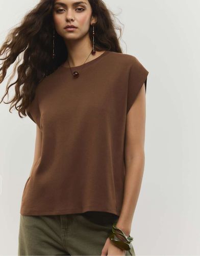 T-shirt basique sans manches - Marron - Stradivarius - Modalova