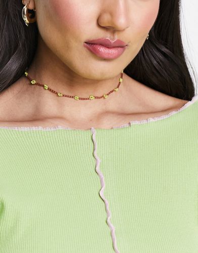Collana verde e marrone con perline e charm a forma di margherita - Sui Ava - Modalova