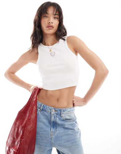 Crop top con scollo a vogatore e fragola con strass applicati a caldo - Pieces - Modalova