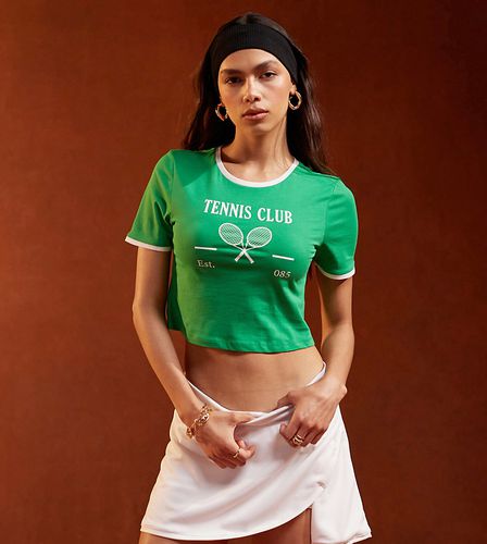 Sport Core - T-shirt corta con scritta "Tennis Club" e dettagli bianchi a contrasto - Pieces - Modalova