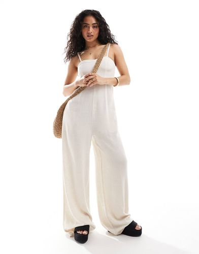 Tuta jumpsuit a fondo ampio e spalline sottili in misto lino beige - Pimkie - Modalova