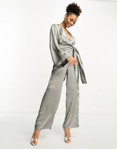 Tuta jumpsuit ardesia con laccio sul davanti e tasche - Pretty Lavish - Modalova