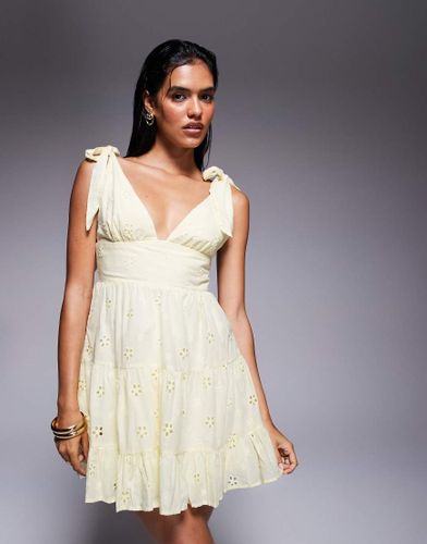 Robe courte à volants étagés en broderie anglaise avec bretelles nouées - Citron - Princess Polly - Modalova