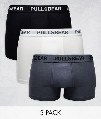 Confezione da 3 paia di boxer aderenti con fascia in vita a contrasto bianchi, grigi e neri - Pull & Bear - Modalova
