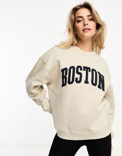 Felpa oversize stile college con scritta "Boston" color sabbia - Pull & Bear - Modalova