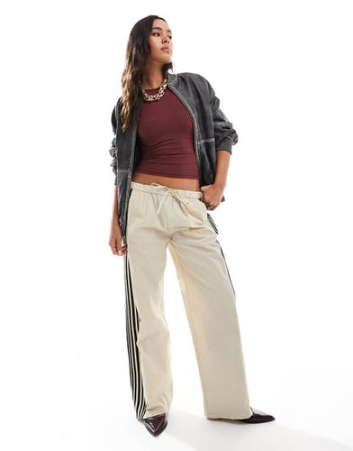 Joggers in nylon sabbia con fondo ampio con strisce laterali - Pull & Bear - Modalova