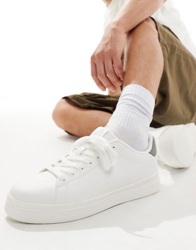 Sneakers bianche stringate con dettaglio a contrasto sul tallone - Pull & Bear - Modalova