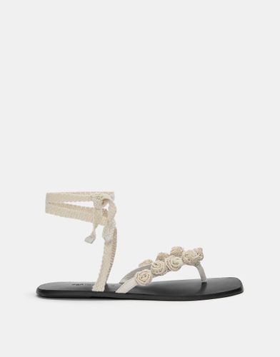 Sandales plates à fleurs au crochet - Écru - Pull & bear - Modalova
