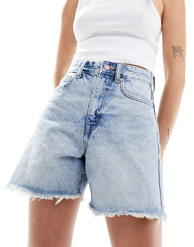 Pantaloncini di jeans a vita alta taglio lungo azzurri con orlo grezzo - Pull & Bear - Modalova