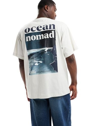 T-shirt beige con stampa di oceano sul retro - Pull & Bear - Modalova