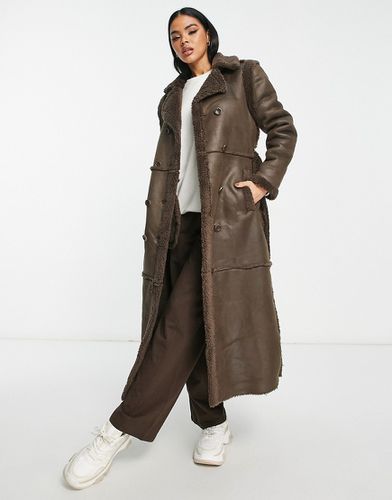 Cappotto taglio lungo in camoscio sintetico cioccolato con cintura e finiture in pile borg - QED London - Modalova