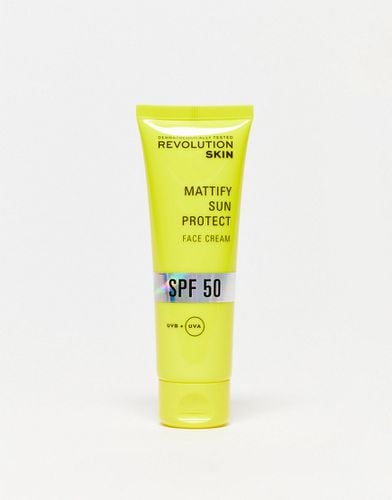 Protezione solare opaca SPF 50 - Revolution Skincare - Modalova