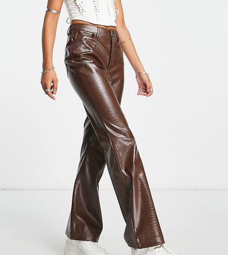 Pantaloni a zampa in pelle sintetica cioccolato effetto coccodrillo - Reclaimed Vintage - Modalova