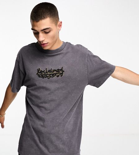 T-shirt grigio antracite slavato con logo applicato - Reclaimed Vintage - Modalova