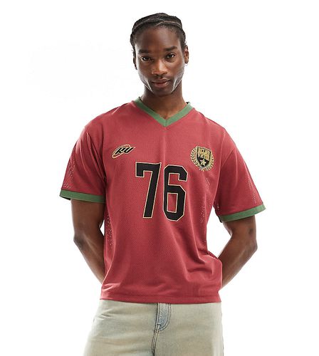 T-shirt squadrata da calcio con scollo a V bordeaux - Reclaimed Vintage - Modalova
