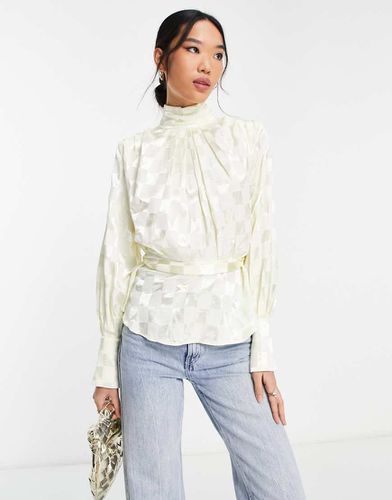 Blusa accollata in raso color crema con allacciatura - River Island - Modalova