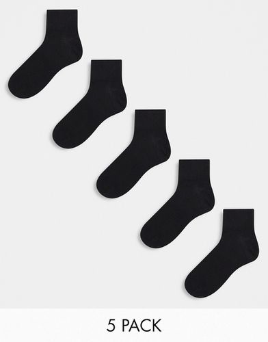 Confezione di 5 paia di calzini neri alla caviglia - River Island - Modalova