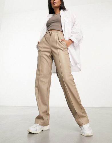 Pantaloni a fondo ampio color crema in similpelle PU con vita elasticizzata - River Island - Modalova
