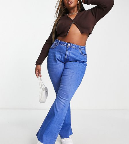 Jeans a zampa vestibilità comoda acceso - River Island Plus - Modalova
