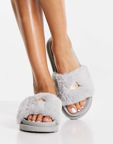 Sliders in pelliccia sintetica grigia con logo - River Island - Modalova