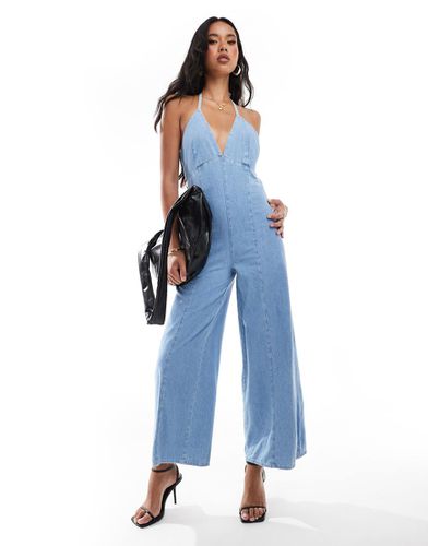 Tuta jumpsuit in denim lavaggio chiaro allacciata al collo - River Island - Modalova