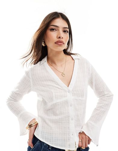 Camicia attillata garzata con colletto aperto bianca - Wednesday's Girl - Modalova