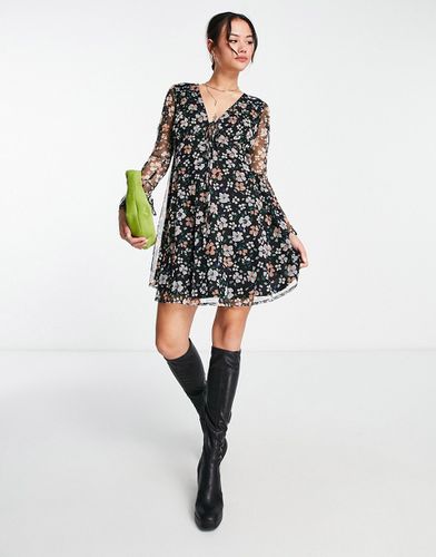 Vestito corto in rete a fiorellini con maniche svasate - Wednesday's Girl - Modalova