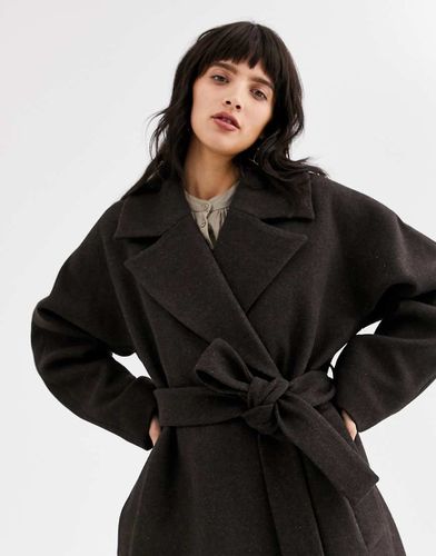 Lia - Cappotto oversize scuro con cintura - Weekday - Modalova