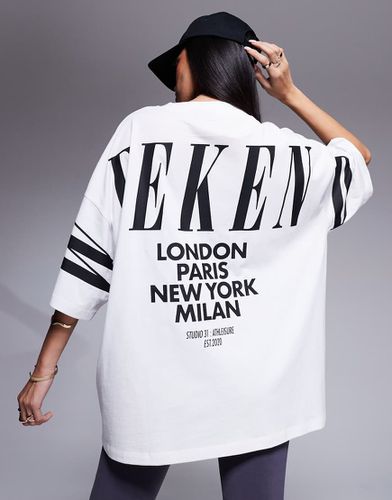 Weekend Collective - Icon - T-shirt oversize bianca con logo sovrapposto sul retro - ASOS WEEKEND COLLECTIVE - Modalova