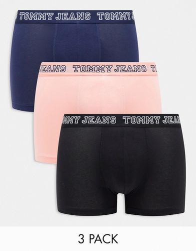 Tommy Jeans - Confezione da 3 paia di boxer aderenti blu/rosa/neri con stampa stile college - Tommy Hilfiger - Modalova