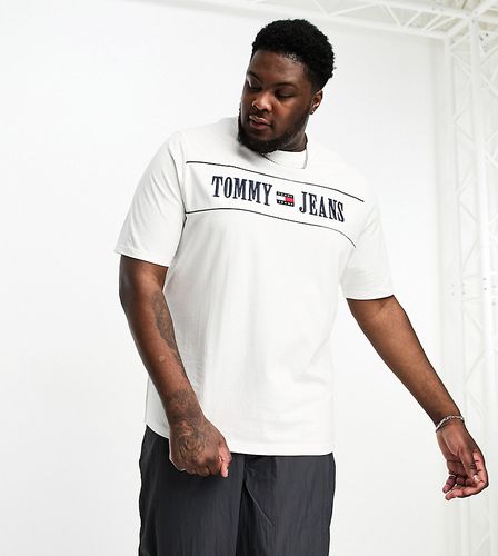 Big & Tall - T-shirt bianca con logo a righe - Tommy Jeans - Modalova