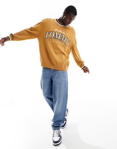 Maglione stile college vestibilità comoda color cammello - Tommy Jeans - Modalova
