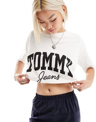 New - T-shirt a maniche corte oversize taglio corto bianca con logo stile college - Tommy Jeans - Modalova