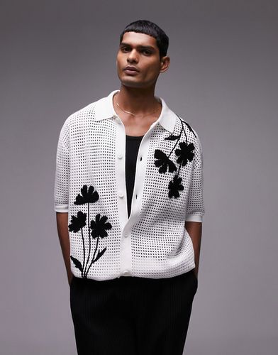Camicia in maglia traforata con bottoni e rever bianca con applicazioni nere - Topman - Modalova