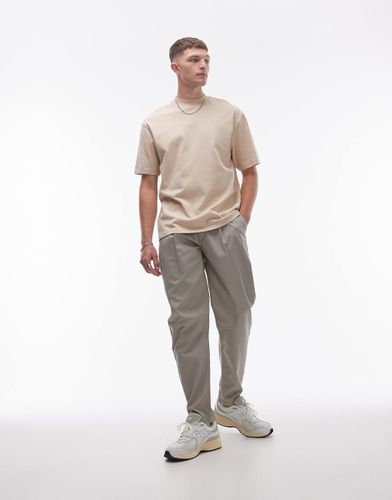 Pantaloni affusolati color pietra con pieghe doppie - Topman - Modalova