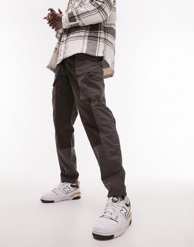 Pantaloni cargo ampi marroni con design cut and sew e cintura - Topman - Modalova