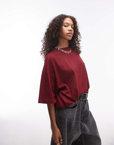 T-shirt oversize bordeaux con spalle scese - Topshop - Modalova