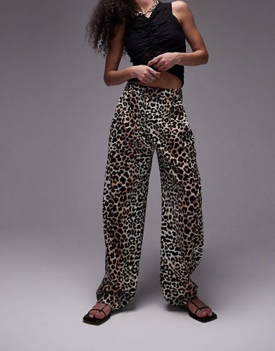 Pantaloni a fondo ampio a pieghe in misto lino con stampa leopardata - Topshop - Modalova