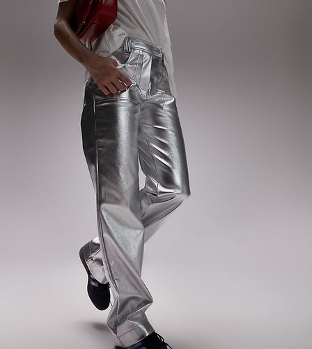 Pantaloni dritti in pelle sintetica metallizzata argento con linguetta in vita - Topshop - Modalova