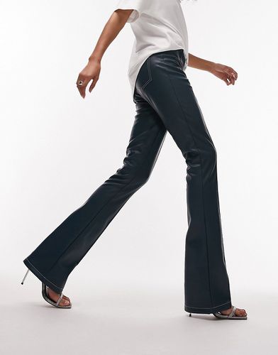 Pantaloni skinny a zampa in pelle sintetica con spacco sul fondo e zip sul davanti - Topshop - Modalova