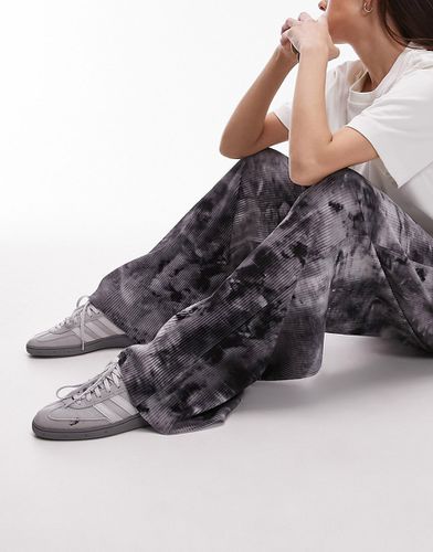 Pantaloni plissé con stampa astratta effetto spray grigi - Topshop - Modalova
