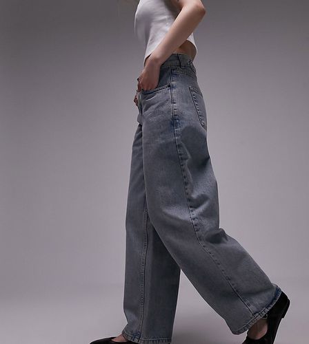Jeans con cinturino sul retro effetto candeggiato sporco - Topshop Petite - Modalova