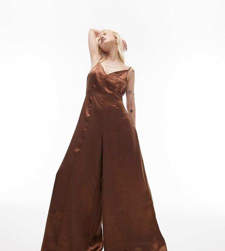 Tuta jumpsuit a fondo ampio in raso color cioccolato con spalline sottili - Topshop Petite - Modalova